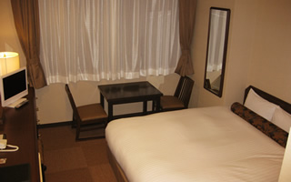 洋室マウンテンビュー（山側）セミダブル